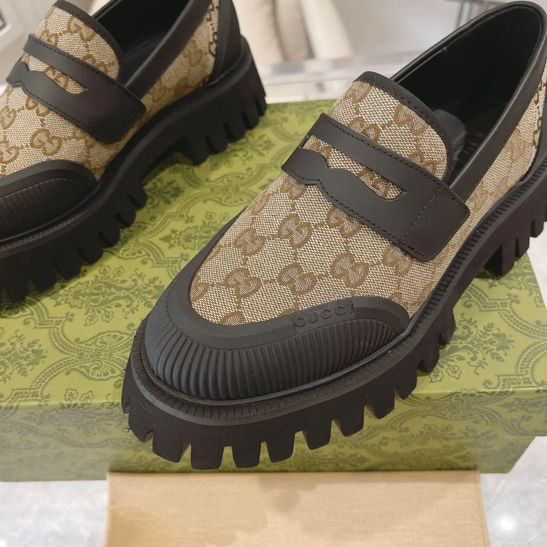 👟👟Ex-factory price 480👟👟 Men's size +10 Gucci's new spring and autumn loafers cleverly use unique design elements to inject fresh vitality into the collection design. Crafted from camel and ebony GG canvas, these stylish unisex loafers feature a new interpretation of the brand's classic monogram pattern for the new season. Camel and ebony GG canvas/imported silk cowhide surface, imported silk cowhide lining Size: Female: 35-42# Male: 39-46#